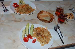 Ужин. Плов «по-узбекски», овощная нарезка из помидор с малосольными огурцами и зеленью, чай с выпечкой фото