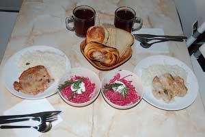 Ужин. Свиная отбивная с рисом, салат сезонный (капуста, свекла отварная, майонез), чай с выпечкой фото