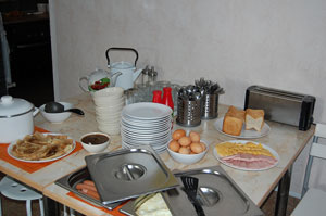 Завтрак-яйца отварные, омлет, сосиски, блинчики с повидлом, каша овсяная фото