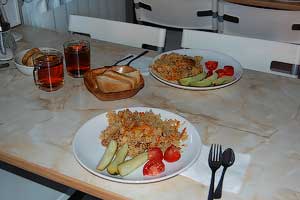 Ужин-плов «по-узбекски», овощная нарезка, чай с выпечкой фото