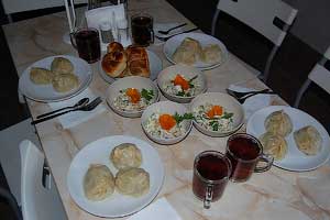 Ужин. Манты «по-узбекски», салат коктейль из ветчины (огурцы, ветчина, яйцо, майонез, сыр, зелень), чай с выпечкой фото